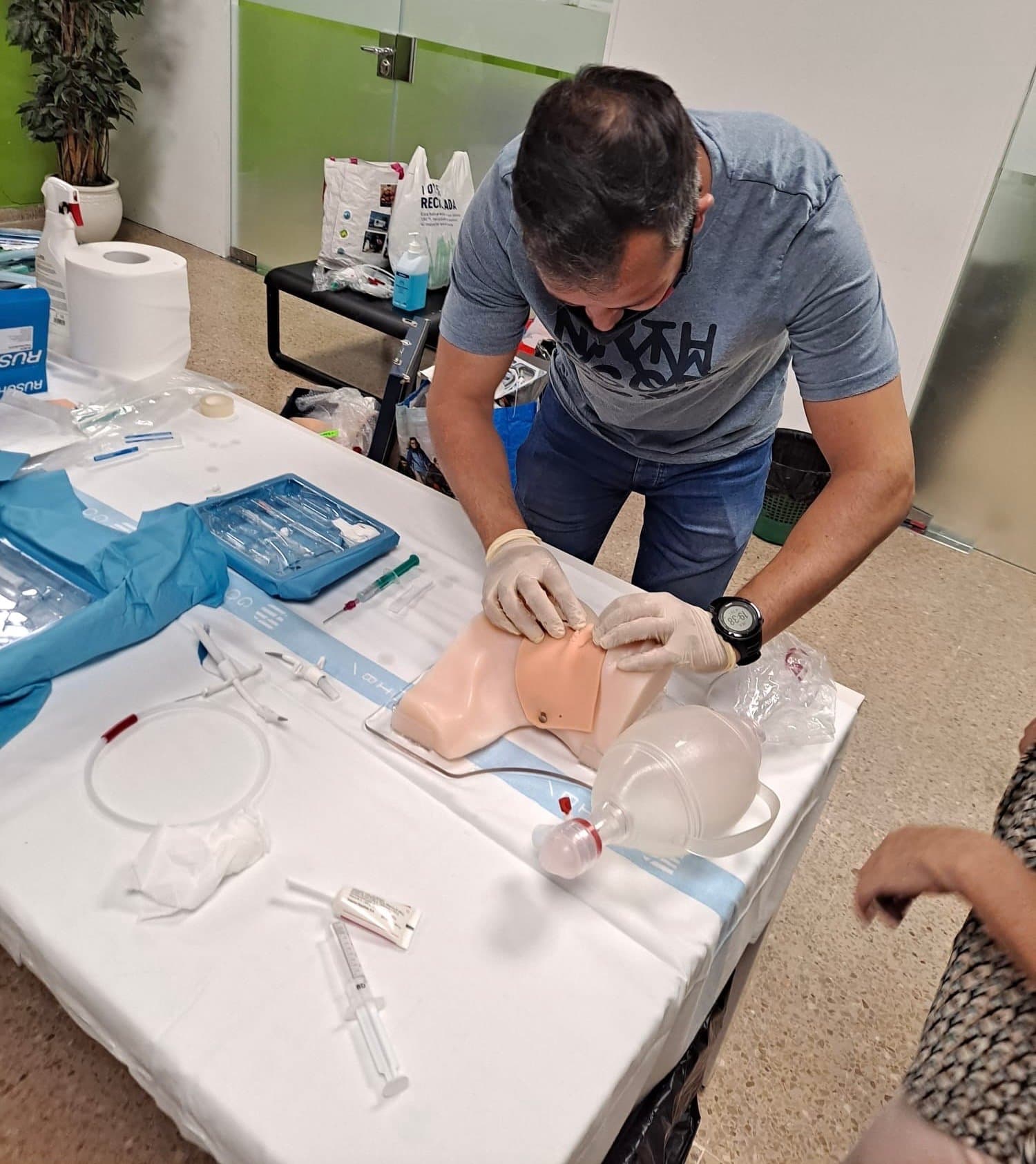 Taller práctico de cricotiroidotomía sobre simulador