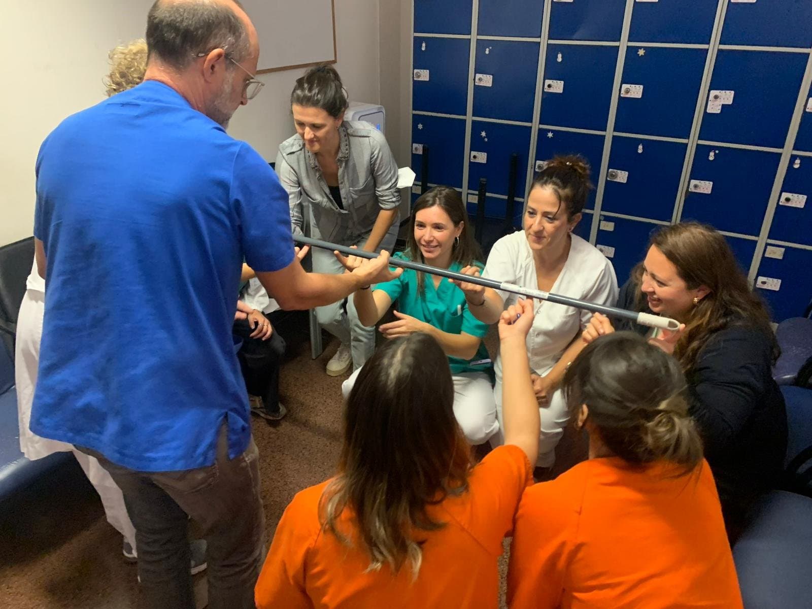 Equipo practicando RCP sobre un maniquí de simulación