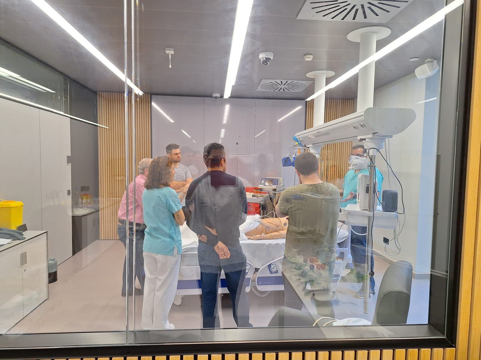 Sala de simulación clínica de alta fidelidad durante un escenario